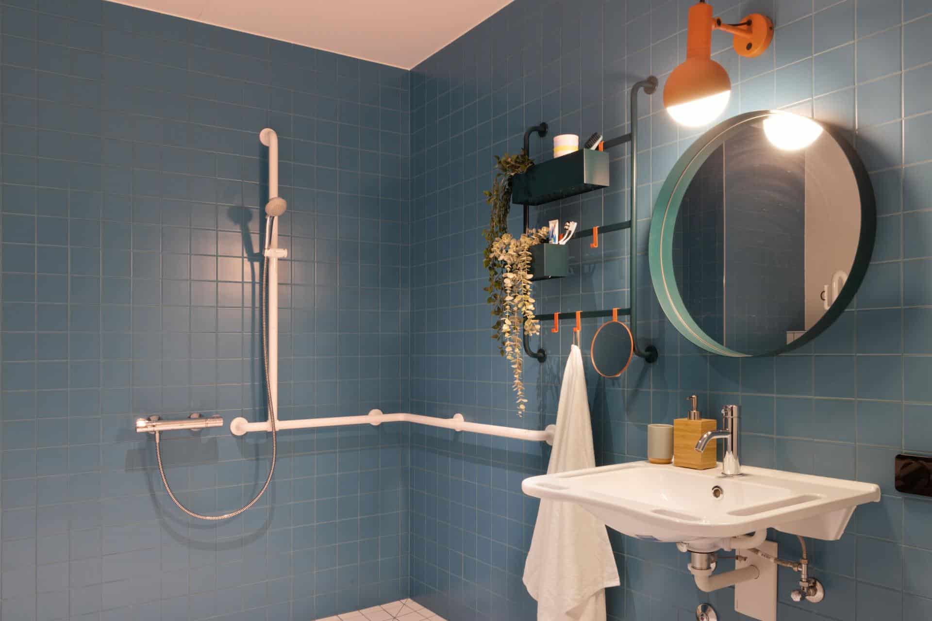 Shower in an accessible bathroom of a Basecamp Dortmund student apartment