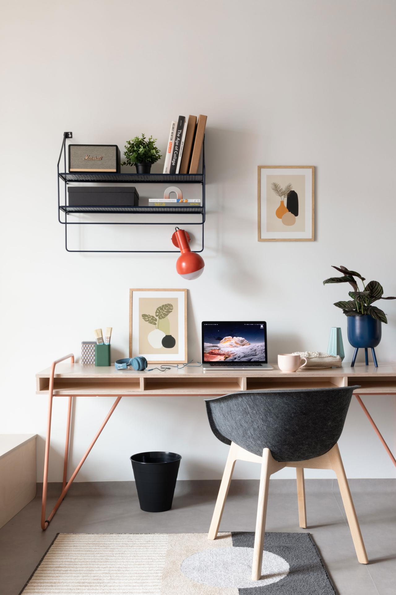 Desk in a studio with kitchenette at Basecamp Lodz Rembielinskiego student housing