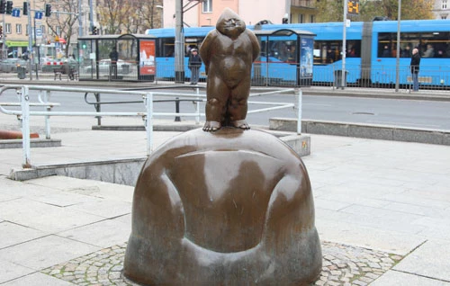 Wroclaw Dwarves around the corner