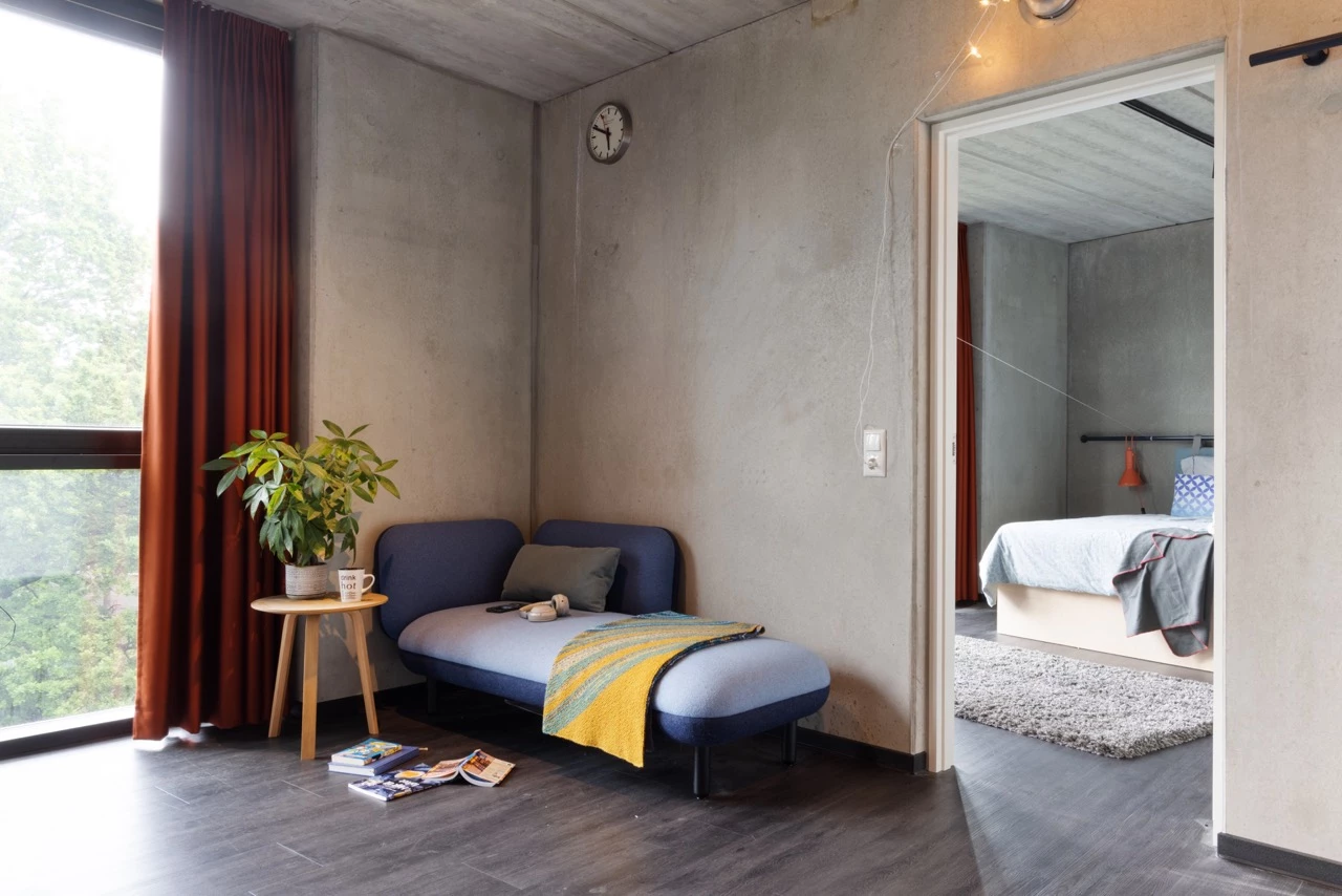 a relax area with a sofa in a large student room in Basecamp Lynbgy student dorm