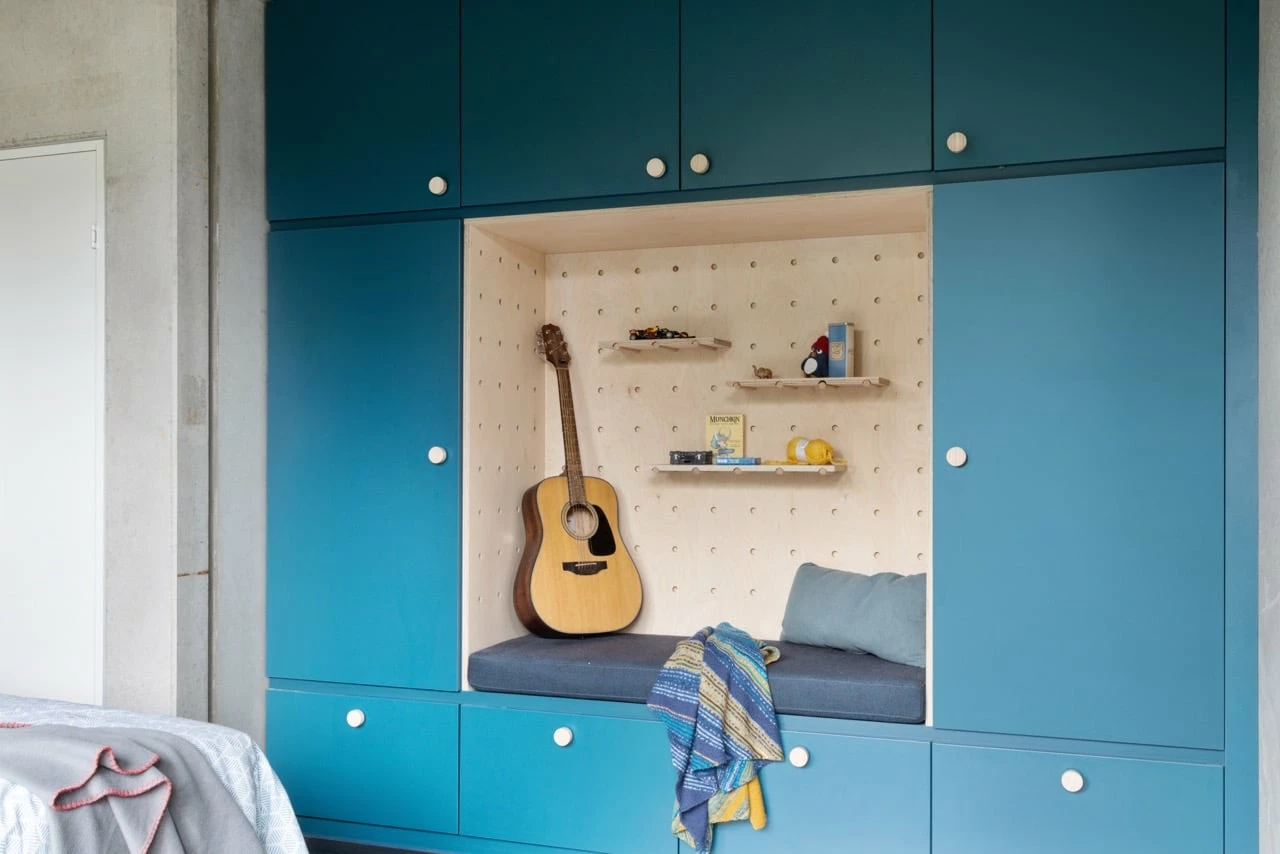 Guitar and shelves in a relax area of a large room in Basecamp Lynbgy student dorm