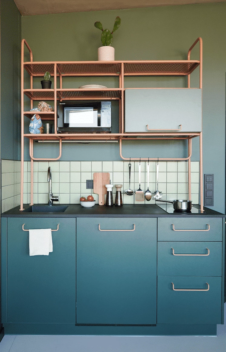 Kitchen with sink and shelves in a Basecamp Gottingent student room.