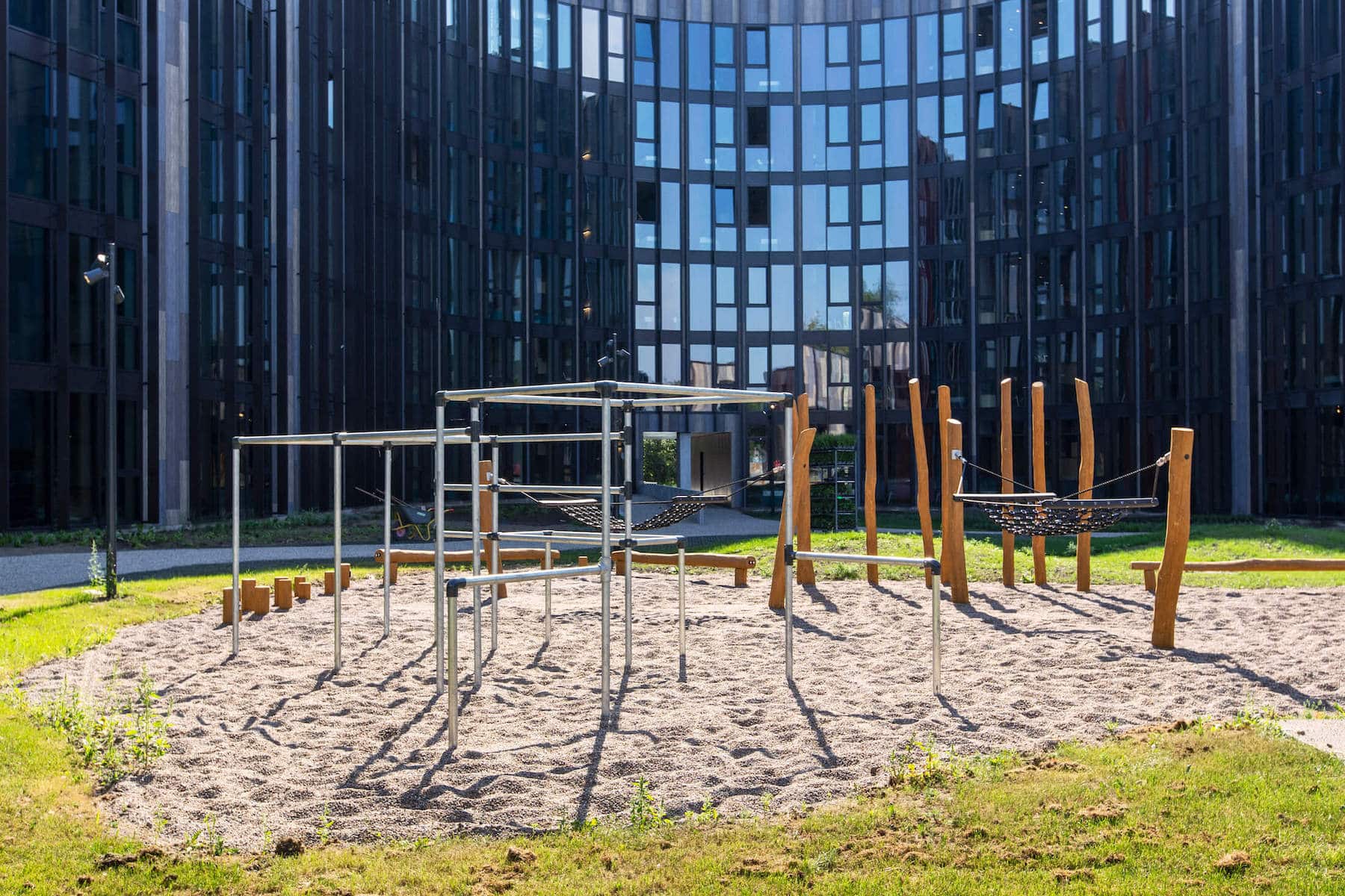 Outdoor Area with outdoor bars for exercising at Basecamp Lyngby