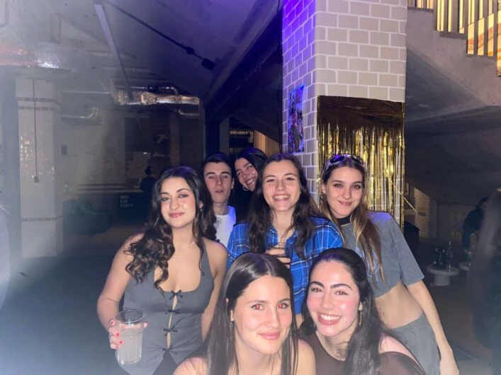 residencia-de-estudiantes-wroc-aw-cine-gimnasio-basecamp